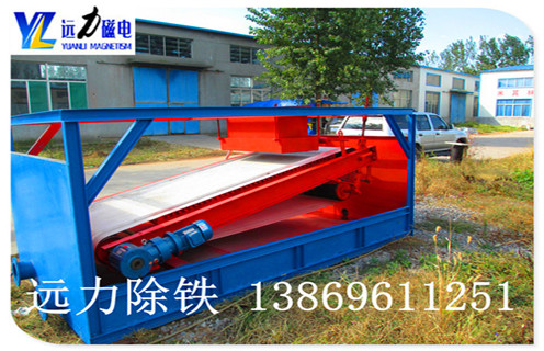 帶式平板磁選機(jī)采用優(yōu)質(zhì)除鐵磁選機(jī)皮帶 ,遠(yuǎn)力平板磁選機(jī)這幾年的進(jìn)步很多客戶都有目共睹,它從簡易的結(jié)構(gòu)發(fā)展成為智能的.高效的.節(jié)能的優(yōu)質(zhì)設(shè)備,解決了很多弱磁性礦物的除鐵難題.遠(yuǎn)力平板磁選機(jī)逆水行舟,強(qiáng)勢來襲,工作效率大步提升,除鐵提純精度高,是高效除鐵設(shè)備的代表. 1.遠(yuǎn)力平板磁選機(jī)的性能優(yōu)勢: ■整機(jī)完成粗篩分.磁選作業(yè),優(yōu)化選礦作業(yè)流程. ■主體磁選設(shè)備采用稀土制釹鐵硼強(qiáng)磁與鐵氧體組成復(fù)合磁系,磁感應(yīng)強(qiáng)度高,磁場作用深度大. ■體積小,在經(jīng)常拖動設(shè)備的情況下使用更方便. ■運(yùn)行穩(wěn)定,能適應(yīng)惡劣環(huán)境下能長時(shí)間連續(xù)工作. ■磁滾筒表面加裝耐磨不銹鋼筒皮,保證更長的設(shè)備使用壽命. ■ 結(jié)構(gòu)簡單. 處理量大,回收率高,節(jié)能環(huán)保.操作方便.易于維護(hù)等優(yōu)點(diǎn).